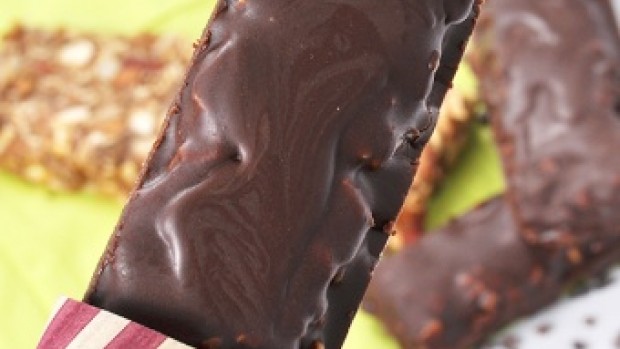 Oříšková tyčinka máčená v čokoládě