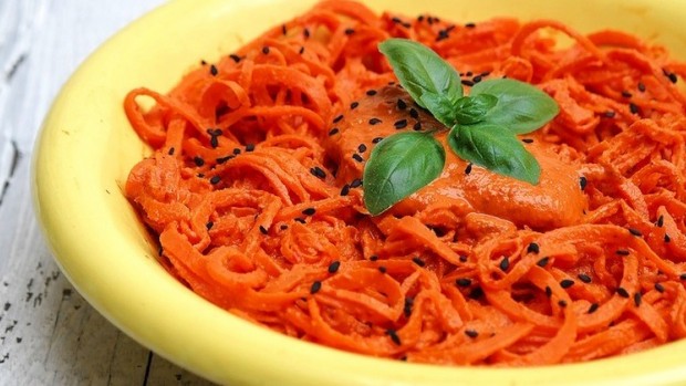 Raw mrkvové špagety s omáčkou