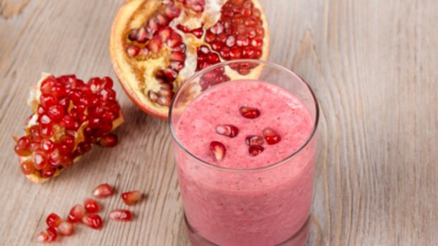 Smoothie s granátovým jablkem a třešněmi