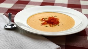 Raw červená papriková polévka